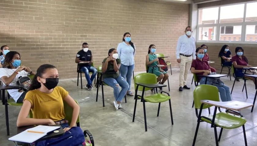 Rector de Uniatlántico en Suan, durante la implementación del plan piloto de alternancia.