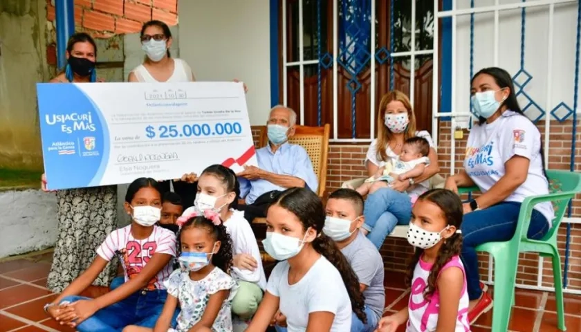 Cheque de 25 millones de pesos para el Pesebre Vivo de Usiacurí, que dirige Tomás Urueta.