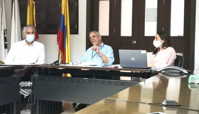 El Gerente de Monómeros Guillermo Rodríguez (centro) presidiendo el encuentro.