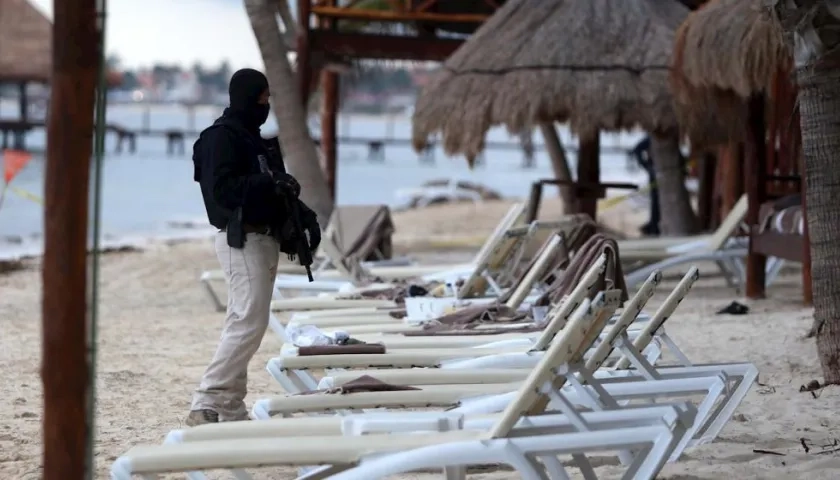Un grupo armado entró en una playa del balneario de Puerto Morelos, en el Caribe mexicano, causando escenas de pánico y dejando dos presuntos delincuentes muertos y un turista herido.
