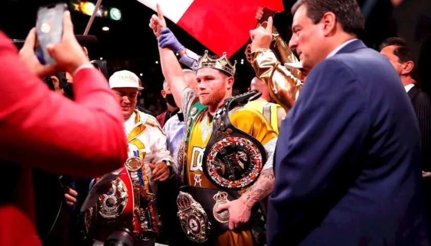 'Canelo' Álvarez celebrando tras ganar el combate.