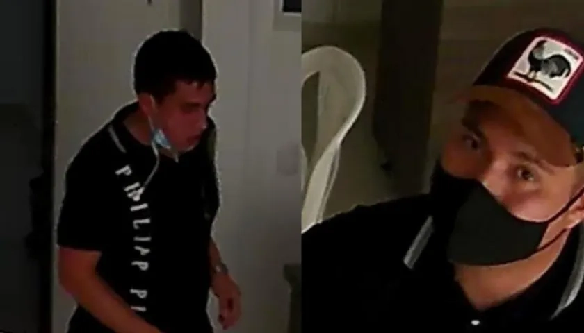 Dos hombres tras ingresar al apartamento.