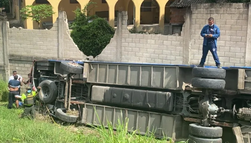 Bus accidentado en la via San Onofre Cartagena