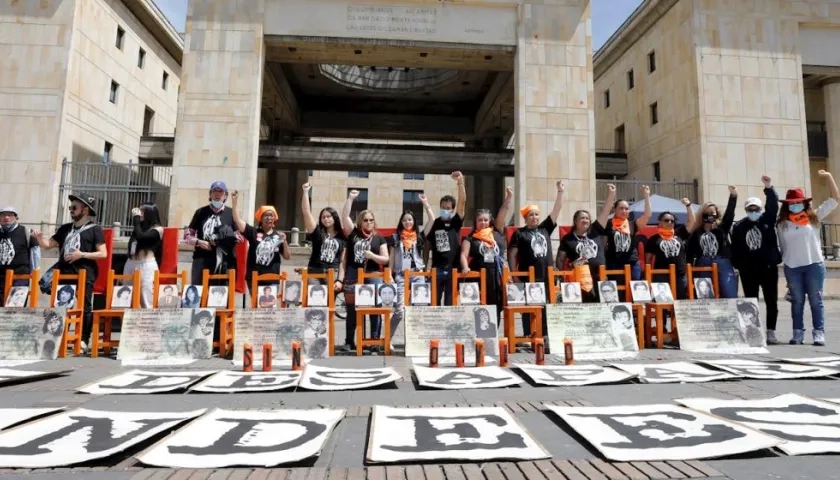 Familiares de las víctimas de desaparición forzada conmemoran hoy domingo, 36 años de la toma del Palacio de Justicia, en la Plaza de Bolívar de Bogotá.