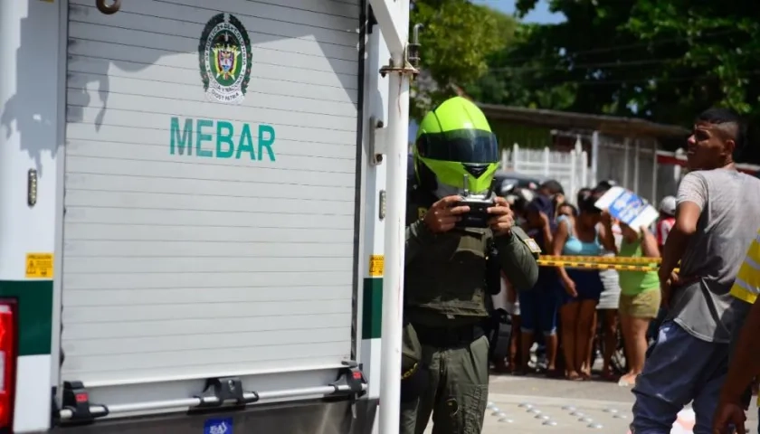 Momento en que la Policía realizaba la inspección del cadáver en el barrio La Luz. 