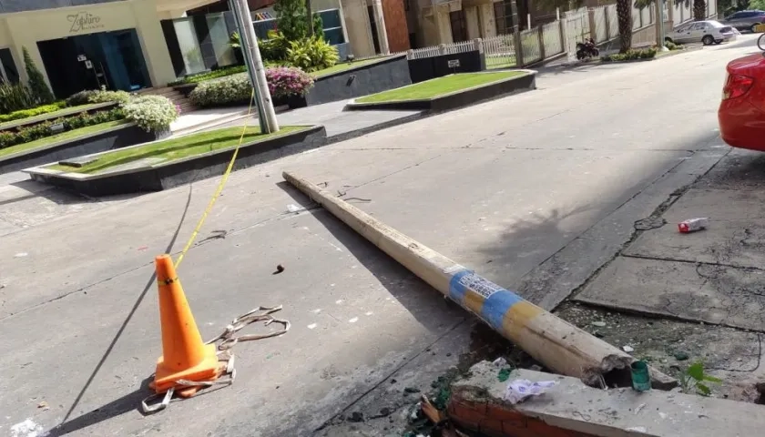 Poste caído en el barrio Alto Prado.