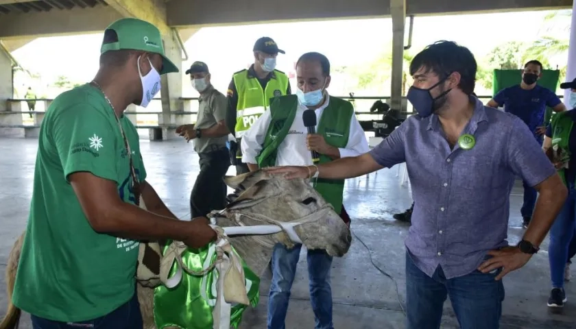 Distrito hizo entrega de insumos para las nuevas unidades de negocio de los primeros 30 carromuleros.