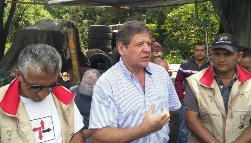 Luis Gonzaga Cadavid (centro), dirigente cafetero asesinado.