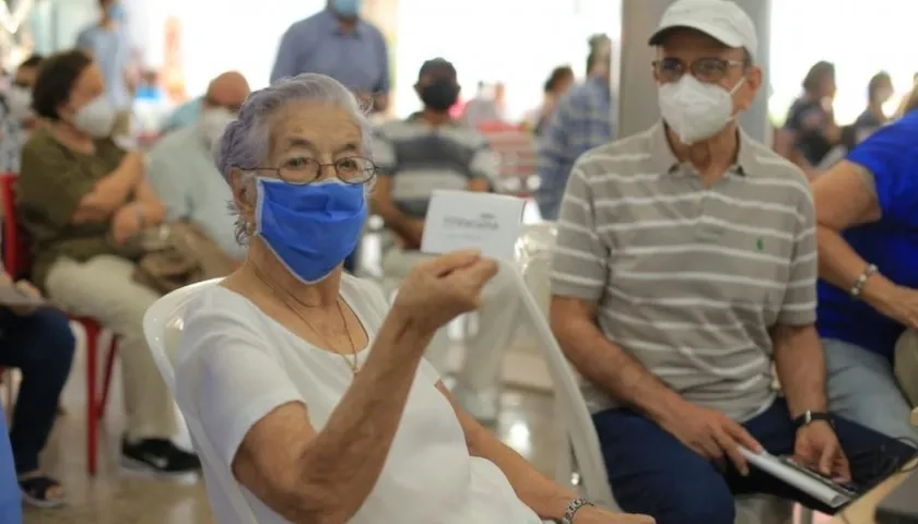 Adultos mayores cumpliendo con su deber responsable de vacunación.