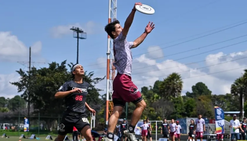 El Ultimate es un deporte practicado con frisbi y se juega de manera mixta. 
