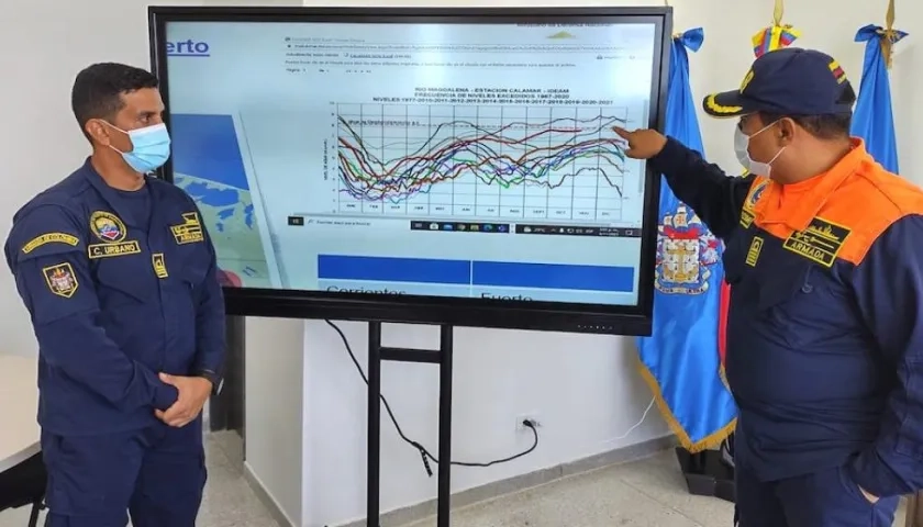 El Capitán de Puerto, CF Carlos Urbano Montea, y el Director del CIOH CN Germán Escobar Olaya.