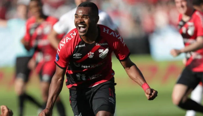 Maycon Ferreira 'Nikao' de Paranaense celebra luego de anotar un gol hoy