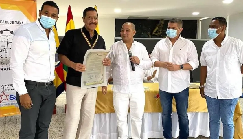 El empresario de espectáculos Enrique Chapman recibiendo la condecoración.