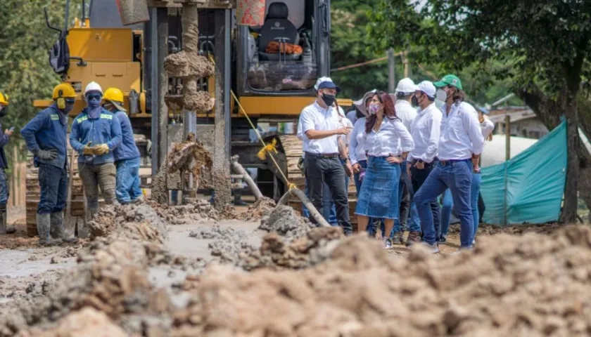 Gerente de Fondo Adaptación, Raquel Garavito Chapaval, supervisa unas obras.