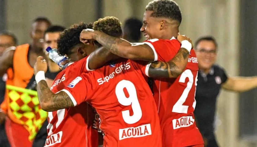 Celebración americana del gol del triunfo anotado por Joao Rodríguez.