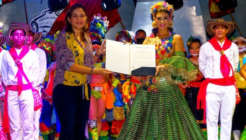 La Secretaria de Cultura, María Teresa Fernández, entregando el Decreto a la Reina Valeria.