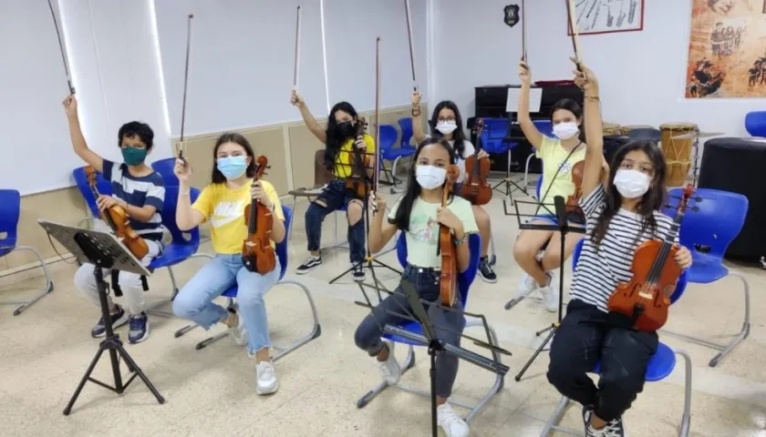 Algunos integrantes de la orquesta sinfónica juvenil del colegio Alemán de Barranquilla.