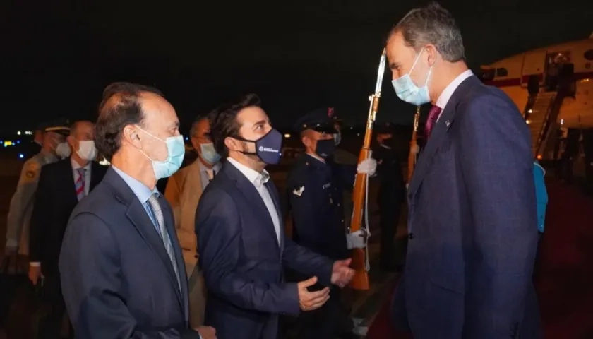 El Rey de España saluda al Alcalde de Barranquilla, Jaime Pumarejo, a su llegada a la ciudad.