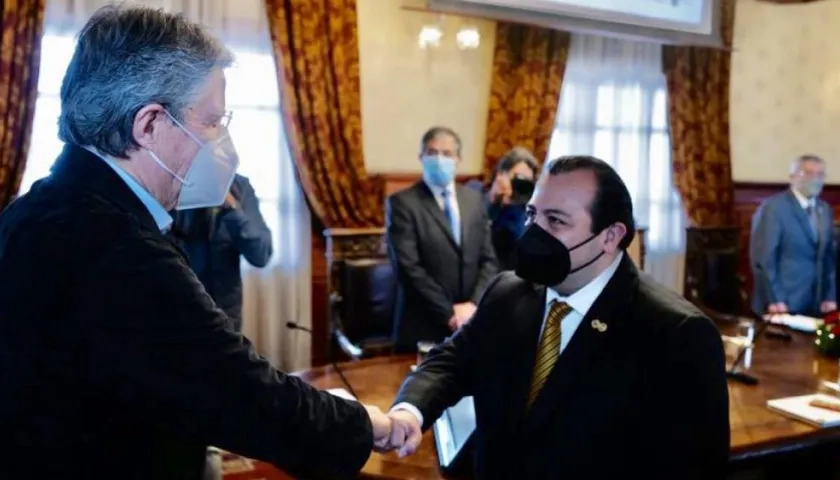 El presidente ecuatoriano Guillermo Lasso saluda a Stuardo Ralón, Jefe de Misión de la CIDH. en la visita de trabajo a Ecuador.