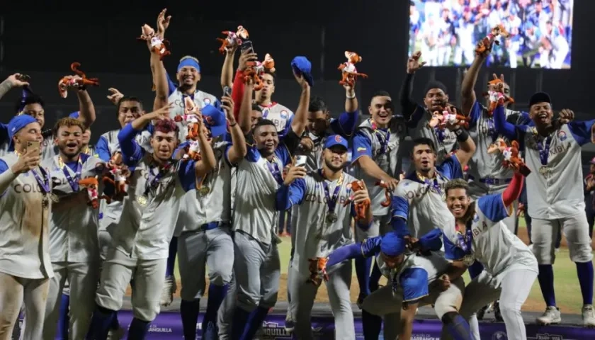 Los campeones panamericanos junior de béisbol celebran en el estadio Édgar Rentería.