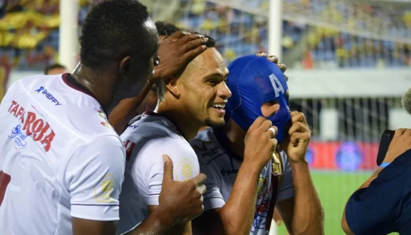 Jugadores del Tolima celebran un gol. 