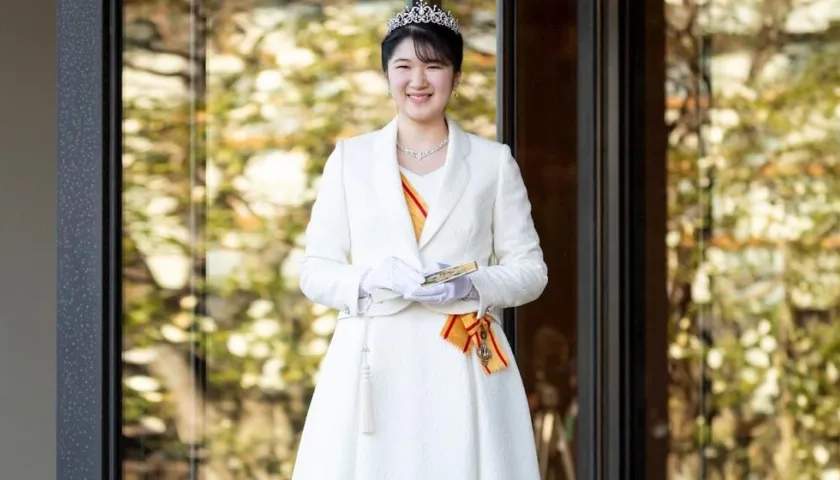 La princesa Aiko visitó santuarios al cumplir 20 años.