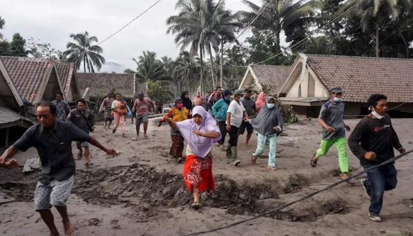 Un grupo de personas trata de ponerse a salvo tras la erupcion del volcán Semeru.