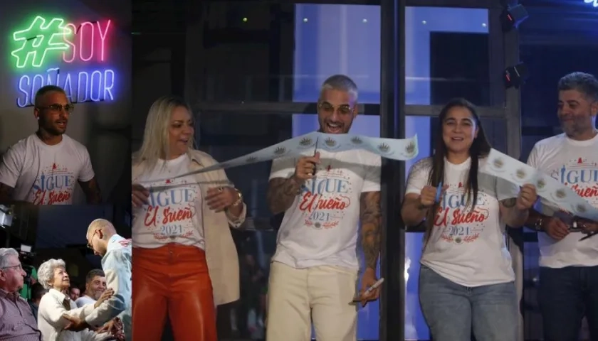 Maluma (c-i)  junto a su hermana, Manuela Londoño (c-d), la directora de la fundación El Arte de los Sueños; su mamá, Marlli Arias (i); su papá, Luis Londoño (d), durante la inauguración de la primera sede en Medellín.