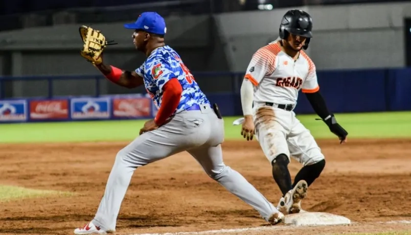 Leandro Emiliani recibe un envío a la primera base.