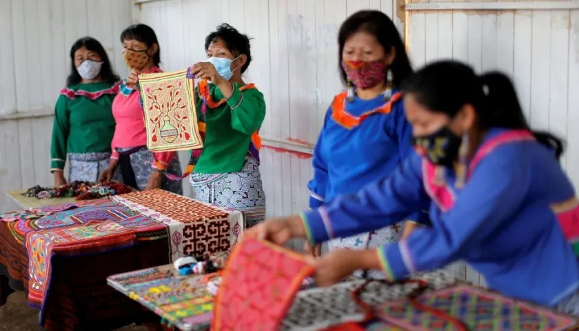 Mujeres de la etnia shipibo-konibo son beneficiadas de fundaciones filantrópicas.