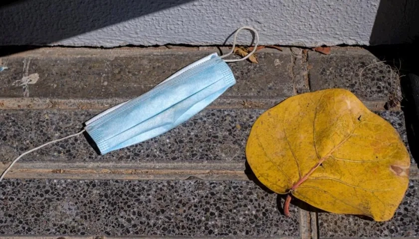 Mascarilla arrojada al suelo en una calle. 