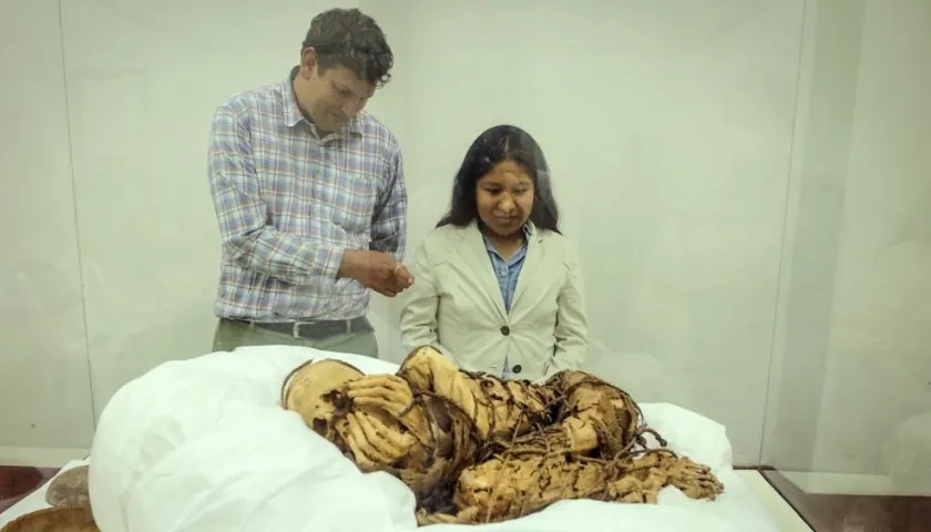 Yomira Huamán (d), la arqueóloga de la Universida Mayor de San Marcos que ha liderado las investigaciones, junto a su profesor Pieter Van Dalen (i), responsable del proyecto.