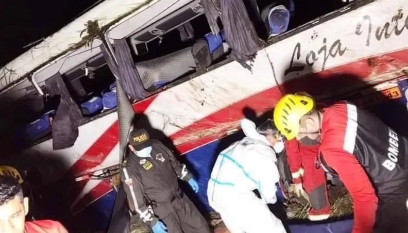 Momento del rescate de personas del bus accidentado.