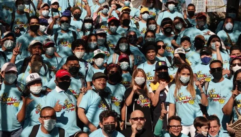La gobernadora del Atlántico, Elsa Noguera, en medio de los participantes de la fotomaratón de Mira al Centro.