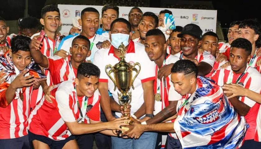 Francisco Sánchez, presidente de la Liga de Fútbol del Atlántico entrega el trofeo a Junior. 