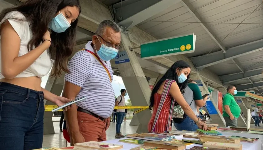 Trueque de libros en el Portal de Soledad