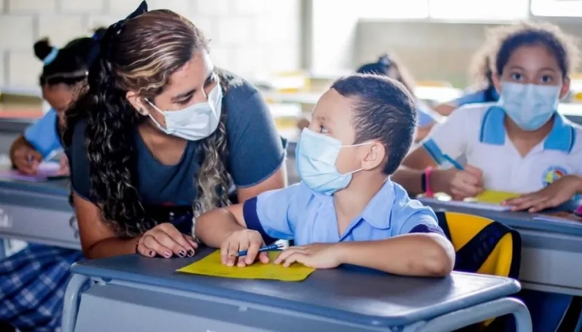 Una instructora interactuando con un estudiante.