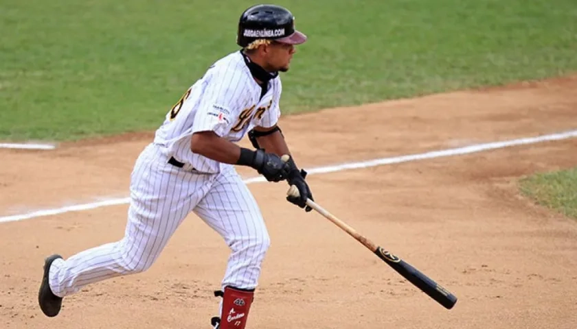 Andretty Cordero en función de bateo.