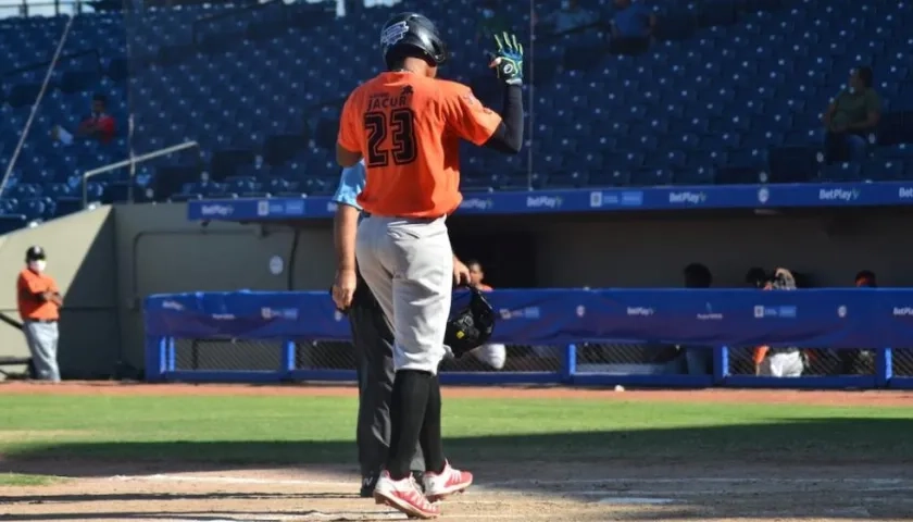 Roger Caraballo entrando al plato tras conectar el jonrón.