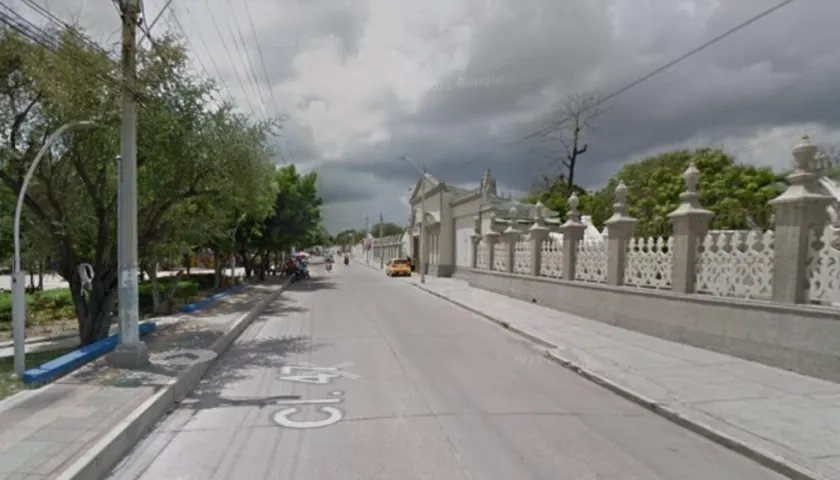 Calle 47 frente al Cementerio Universal. 
