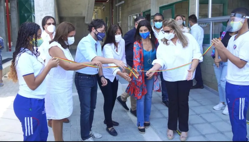 Corte simbólico de la cinta inaugural.