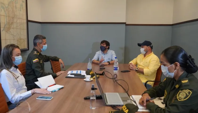 Alcalde Jaime Pumarejo, el brigadier general Diego Rosero y varios funcionarios.