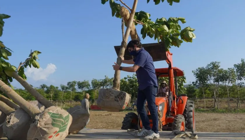 El alcalde de Barranquilla, Jaime Pumarejo, en su visita al vivero 'Río Dulce'.