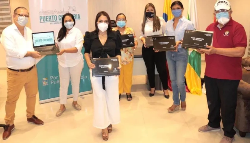 Entrega de los computadores.