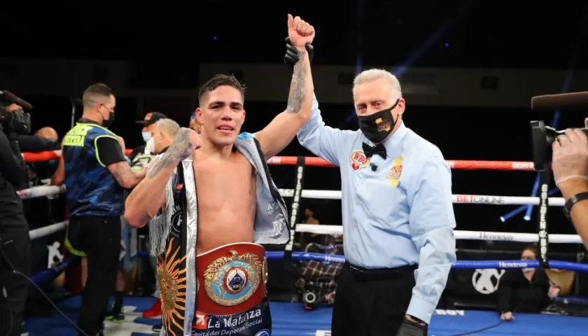 Brian Castaño con el cinturón de campeón. 