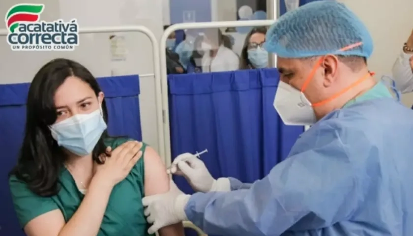 El Alcalde de Facatativá aplicando la vacuna.