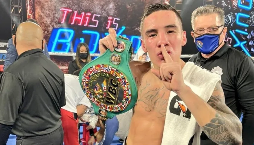 Óscar Valdez con el cinturón de campeón mundial. 