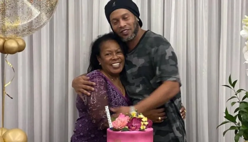 Ronaldinho y su señora madre Miguelina Elói Assis dos Santos