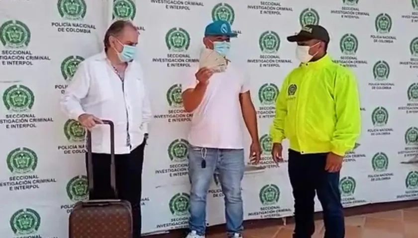 Taxista devuelve los 9.000 dólares y la maleta.