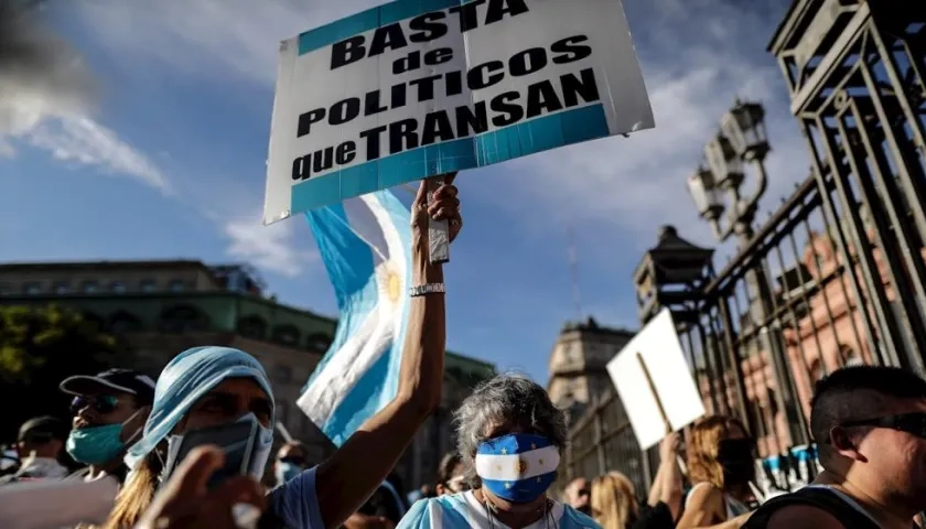 Los argentinos protestaron por el manejo dado a la vacunación contra el Covid-19.